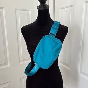 32 Degrees NWOT Blue Belt Bag